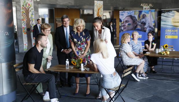 La reina española Letizia y Jill Biden durante una visita al centro de recepción y refugiados de Ucrania en Madrid