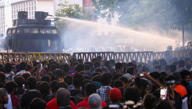 La Policía utiliza un cañón de agua para separar a la multitud de manifestantes