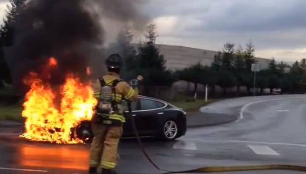Los Tesla pueden estar ardiendo durante horas