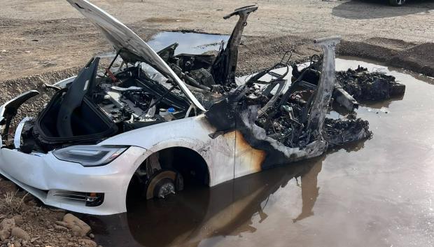 En este caso el Tesla acabó sumergido en una piscina de agua