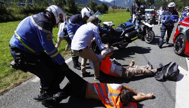 Policías franceses retiran a los manifestantes de la carretera