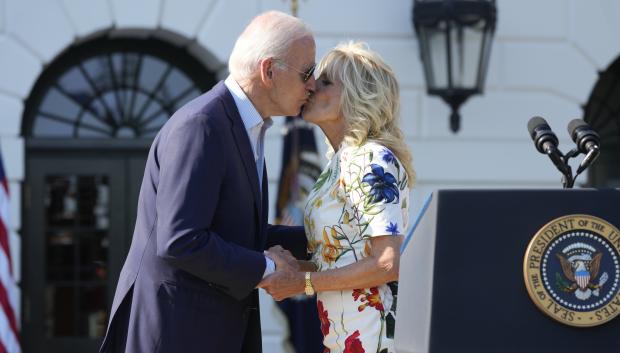 El presidente Joe Biden y su mujer