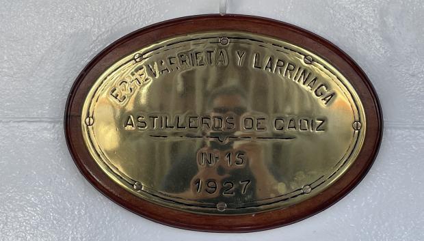 Placa que indica el año de botadura del buque