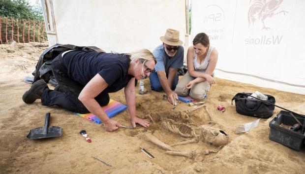 La antropóloga forense Gaille MacKinnnon excavando los huesos