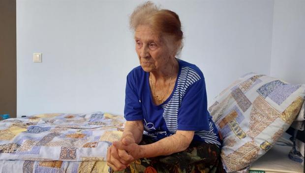 RIAZÁN (RUSIA), 14/07/2022.- La abuela Shura, de 89 años, estaba confundida y llorando junto a los escombros de una tienda en Mariúpol en medio de una balacera, cuando la encontró un militar ruso y la sacó de la zona de combate. Ahora espera reencontrarse con su hijo en Mariúpol, tras pasar más de dos meses en un centro temporal de refugiados en Rusia.Lejos de sus hogares, sin haber llorado todavía a sus muertos ni sacudido el polvo del camino, desorientados y privados de su pasado, cientos de refugiados ucranianos tratan de rehacer su vida en la región rusa de Riazán, en el mismo país que provocó su huida con la campaña bélica. EFE/Fernando Salcines