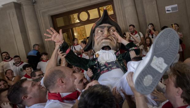 La comparsa de Gigantes y Cabezudos de Pamplona se ha despedido este jueves de las fiestas en la Plaza Consistorial donde han bailado, como es tradición, por última vez en los Sanfermines 2022