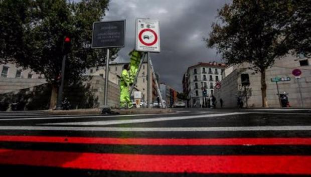 Operarios delimitan la zona de Bajas Emisiones en Madrid