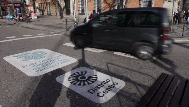 Señales en el pavimento que alertan de la entrada en Zonas de Bajas Emisiones