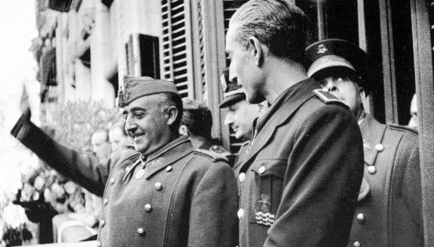 Francisco Franco saludando desde el balcón