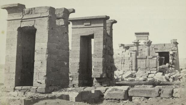 El Templo de Debod hacia 1862, con la fachada principal derrumbada