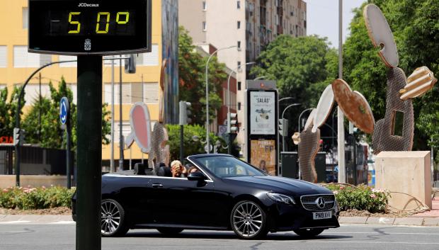 Si esos 50 grados fueran reales, no sería recomendable descapotar un coche