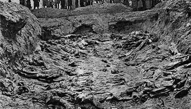 Fosa común con cadáveres de víctimas de la masacre de Katyn