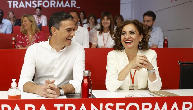 Pedro Sánchez, acompañado por su nueva gran apuesta, María Jesús Montero, este sábado, antes de su primera intervención en el Comité Federal Extraordinario de los socialistas