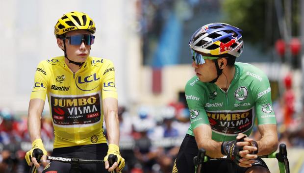 Van Aert conversa con su compañero Vingegaard antes de la 17ª etapa del Tour