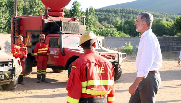 Los militares de la UME recibieron la visita del Rey Felipe VI durante las labores de extinción del incendio de Las Hurdes (Cáceres) el pasado 18 de julio