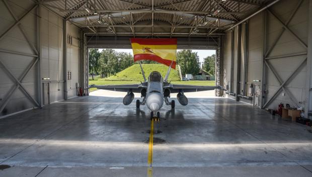Un F-18 del  Ejército del Aire en su hangar en Lituania