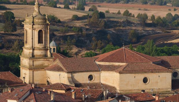 Vista aérea de la abadía benedictina de Santo Domingo de Silos, asediada por un incendio forestal que no ha dañado el histórico monasterio