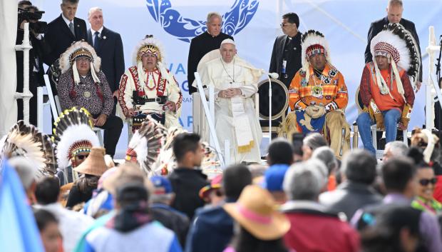 El Papa Francisco (centro) se reúne con líderes indígenas en Muskwa Park en Maskwacis, Alberta, Canadá