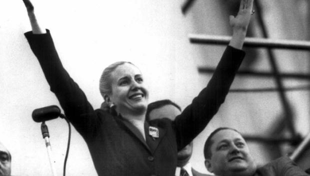 La primera dama argentina María Eva Duarte de Perón, conocida como "Evita", saluda a la multitud en un acto en Buenos Aires