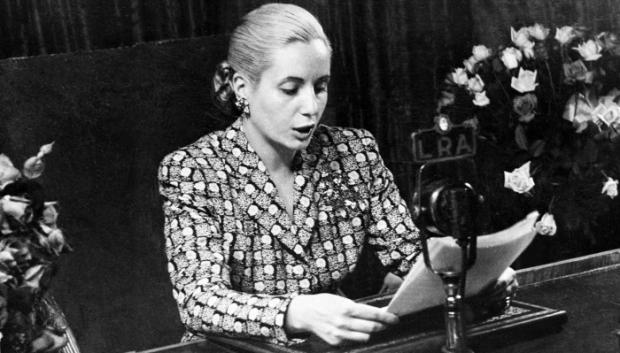 Eva Perón, esposa del presidente argentino, realiza una transmisión mundial en apoyo de su Carta de la Vejez en Buenos Aires, Argentina, en noviembre de 1948