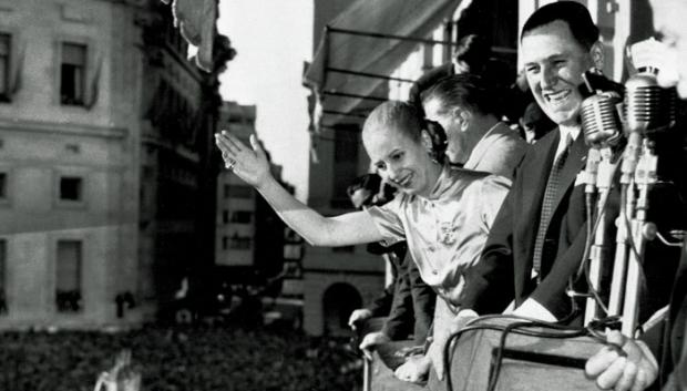 "Evita", saluda junto a su marido, el presidente Juan Perón, desde el balcón de la Casa Rosada, la casa de gobierno, durante un evento que marca el Día de la Lealtad en Buenos Aires, Argentina