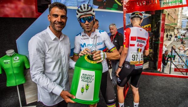 Alejandro Valverde y Óscar Pereiro reciclando vidrio en La Vuelta 2019