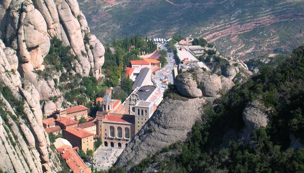 Monasterio de Montserrat
Uno de los lugares más antiguos de España de veneración a la Virgen. La tradición remonta al siglo IX el inicio de esta devoción, si bien es el Abad Oliba el fundador del monasterio en el siglo XI. De un siglo posterior es la talla ante la que hoy se reza. La historia de este punto emblemático de la religión está plagada de todo tipo de anécdotas: un fraile que había vivido en Montserrat acompañó a Colón en una de sus travesías, y de aquello ha quedado el nombre de Montserrat en una isla del Caribe. Ha pasado por momentos luctuosos y también de enorme fulgor. Su relevancia cultural es de primer rango, y su comunidad benedictina cuenta con escolanía. Además de biblioteca con valiosos pergaminos latinos y papiros griegos, también dispone de un museo con piezas arqueológicas egipcias, así como piezas de Picasso, El Greco y pinturas modernas.