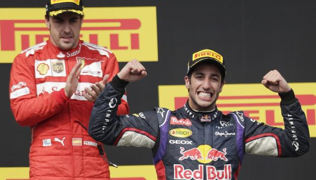Daniel Ricciardo celebrando la victoria del GP de Hungría 2014 con Alonso en el podio