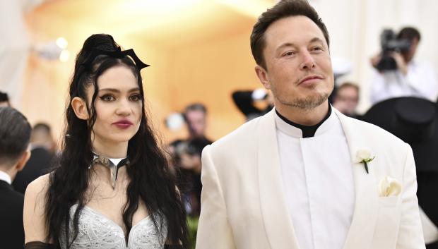 Elon Musk junto a Grimes en la gala del MET