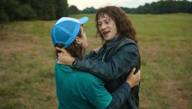 Eddie Munson y Dustin se abrazan en la última temporada de Stranger Things