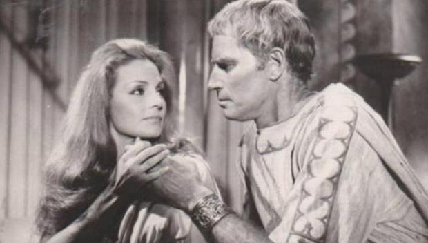 Carmen Sevilla y Charlton Heston en 'Marco Antonio y Cleopatra' (1972)