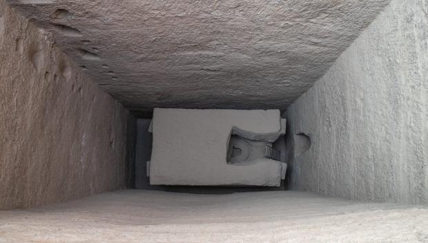 Vista del enorme sarcófago exterior de Wahibre-mery-Neith que se encuentra en el fondo del pozo funerario