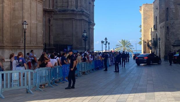 Personas concentradas para apoyar al Rey frente al Palacio Real de la Almudaina, en Palma