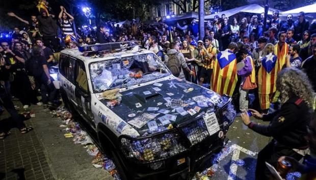 Coche de la Guardia Civil en Cataluña  que realizaban un registro con motivo del 1-O