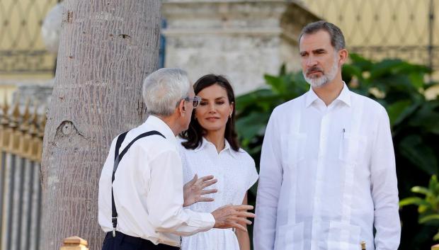 Los Reyes y el historiador Eusebio Leal en Cuba