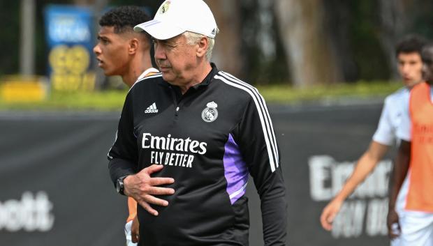 Ancelotti, dirigiendo a sus jugadores durante un entrenamiento