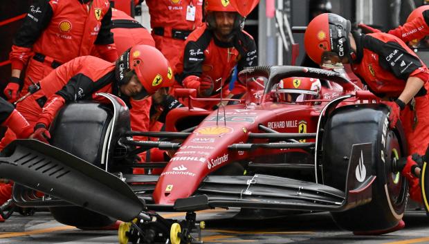 Ferrari la lío en boxes y en la estrategia y arruinó las opciones de Sainz y Leclerc