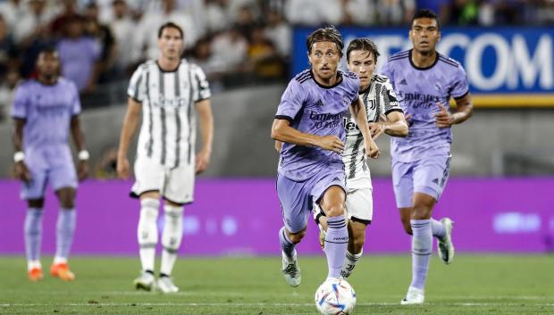 Luka Modric, con Casemiro al fondo, en el amistoso ante la Juventus