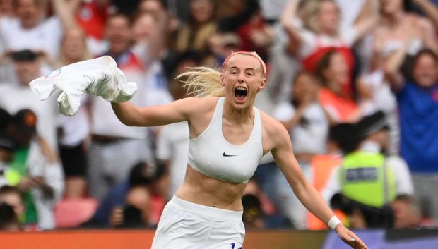 Chloe Kelly, autora del gol de la victoria inglesa, se quitó la camiseta ante el delirio en Wembley