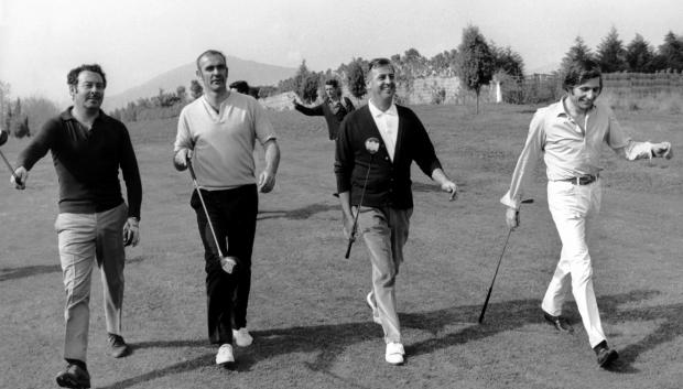 El heredero industrial suizo, playboy y fotógrafo Gunter Sachs (derecha) camina con el príncipe Alfons von Hohenlohe (izquierda), el actor británico Sean Connery (segundo desde la izquierda) y el príncipe Walter Rupprecht von Einsiedel a una fiesta de golf en Marbella