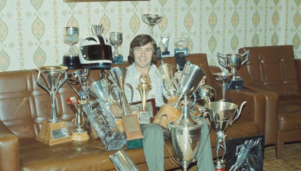 Ángel Nieto, con algunos de los muchos trofeos que ganó durante su carrera