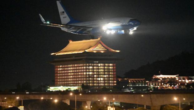 El avión que trasladaba a la presidenta de la Cámara de los Representantes, Nancy Pelosi, aterrizando en el aeropuerto de Songshan en Taipéi