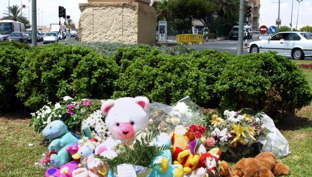 Los niños de Santa Pola llenaron de flores y peluches el lugar del atentado en homenaje a la pequeña Silvia
