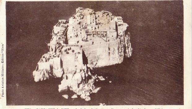 Postal en la que se muestra el peñón de Alhucemas, un islote rocoso frente a la costa marroquí, se estableció en 1852