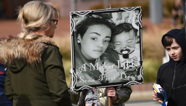 Simpatizantes de la causa de Alfie Evans con una fotografía donde se puede ver al pequeño con su madre