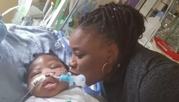 La madre de Isaiah Haastrup besa a su hijo recién nacido, en la UCI