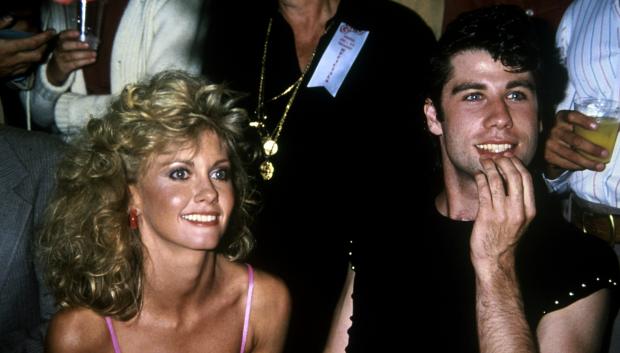 Unos jóvenes John Travolta y Olivia Newton-John durante la promoción del musical Grease