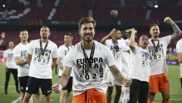La plantilla del Eintracht celebra el título conquistado en Sevilla