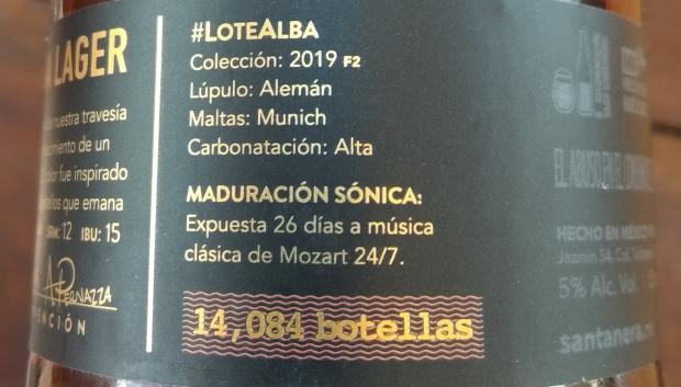 Etiqueta de una cerveza mexicana, marca Santera, donde se específica su «maduración sónica»