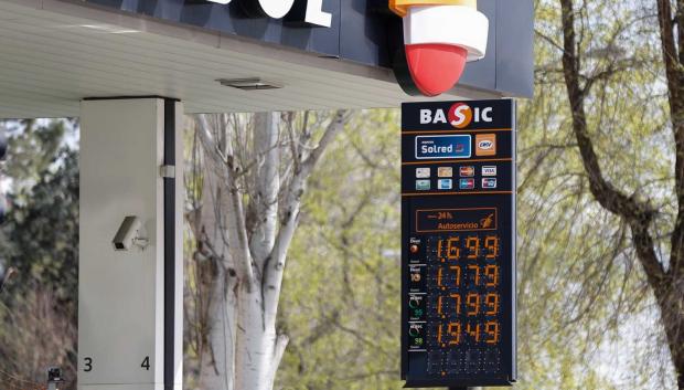 El precio de los combustibles encadena semanas a la baja